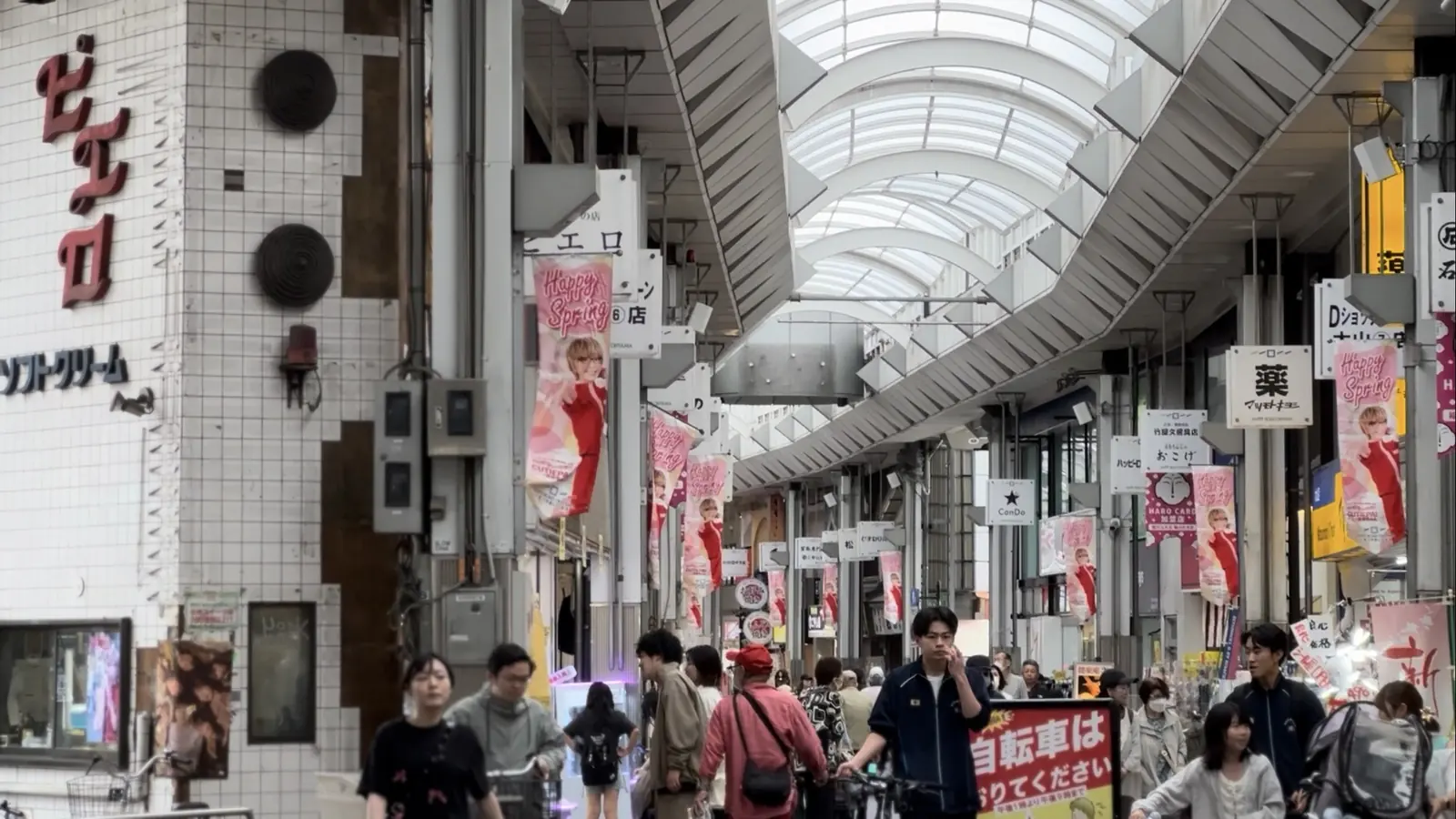 明るいアーケードの下を多くの人が行き交うハッピーロード大山商店街